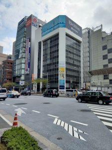 LABIに向かって横断歩道を渡る